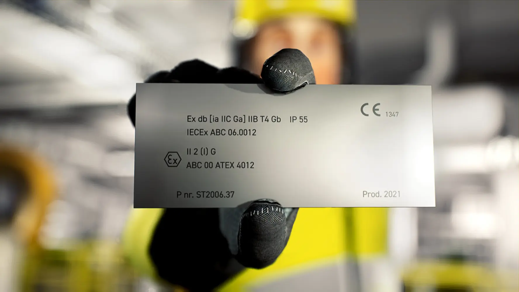 Ex_merking_Arbeider_viser_frem_ex_merkeskilt_elektrisk__TRA_02088_1080x_1000.webp